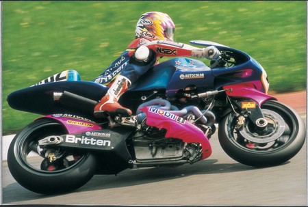 Andrew Stroud racing the Britten V1000 to victory in the inaugural World BEARS Championship at the Assen Circuit in August 1995, just weeks before John Britten’s death.